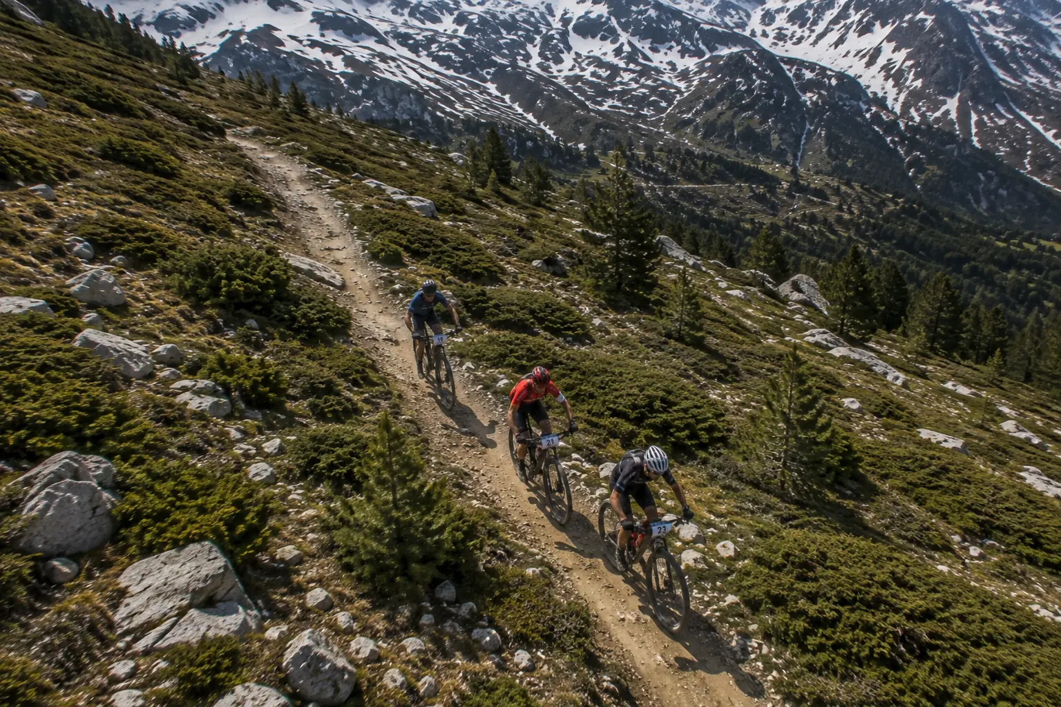 Carrera de mountain bike en montaña, vista aérea