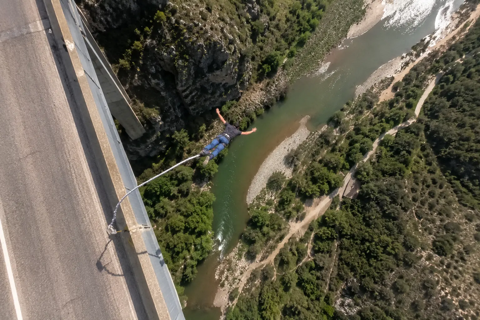 Grabación aérea de un salto de puenting