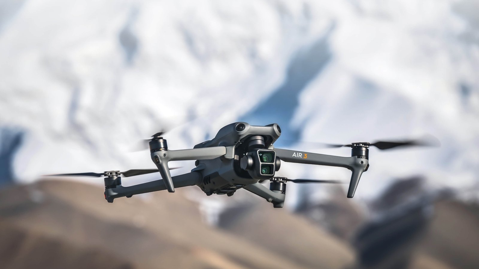 DJI Air 3 volando frente a montañas nevadas